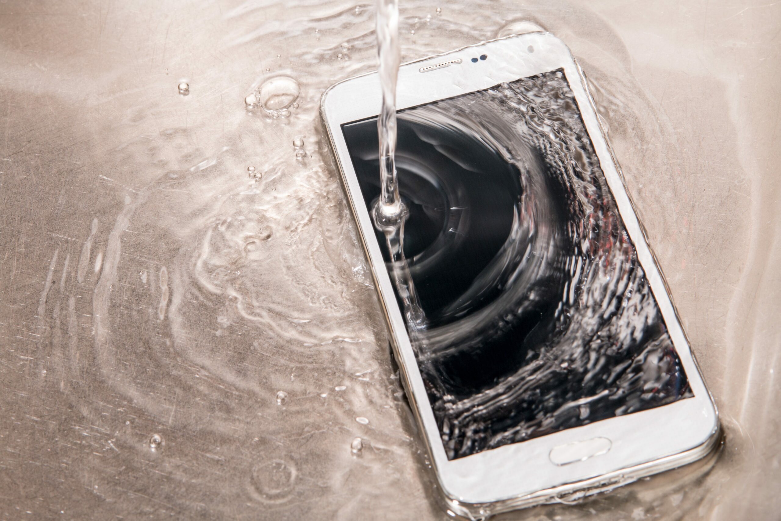 Залил телефон водой. Смартфон падает в воду. Смартфон в воде. Смартфон упал в воду. Вода на экране телефона.